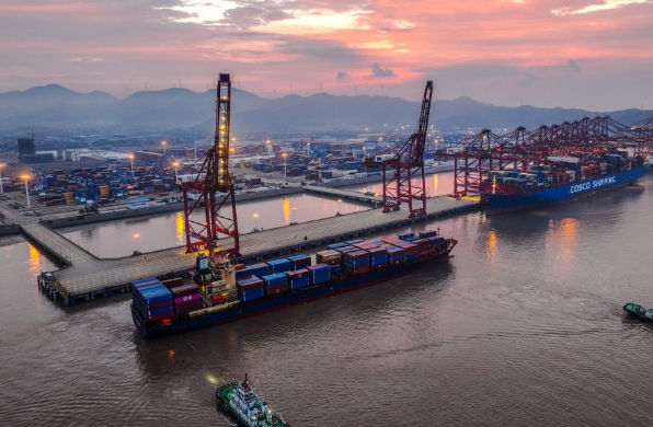 寧波貨代公司如同一座堅(jiān)實(shí)的橋梁，連接著世界各地的貿(mào)易往來