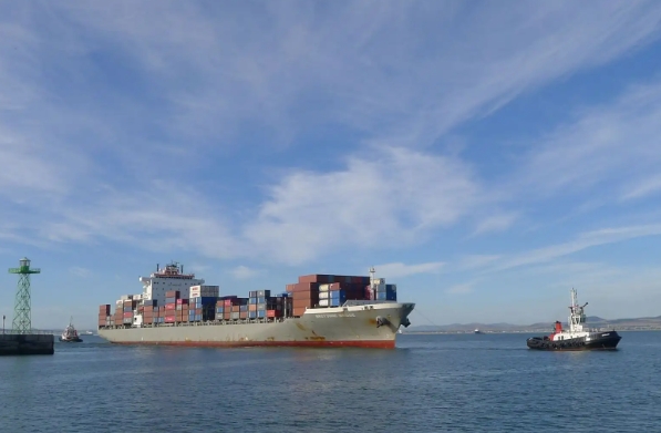 深圳港口作為中國非常繁忙的港口之一，其貨代業(yè)務(wù)也得到了蓬勃發(fā)展