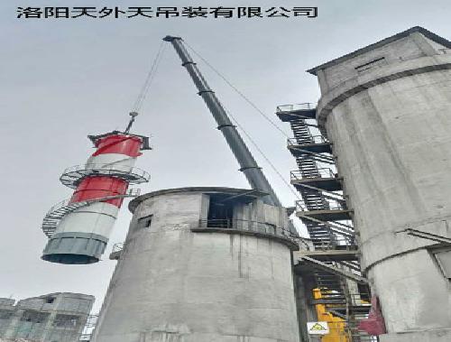 天外天500噸吊車安裝脫硫塔煙囪作業(yè)