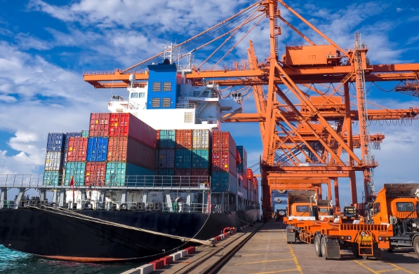 在全球化浪潮中美國海運(yùn)作為連接世界經(jīng)濟(jì)的血脈，其重要性不言而喻