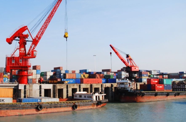 美國作為全球大的經(jīng)濟(jì)體之一，其海運(yùn)業(yè)已成為連接世界的橋梁